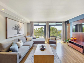 Elegant, Spacious & Central 2 Bdr in Green Point